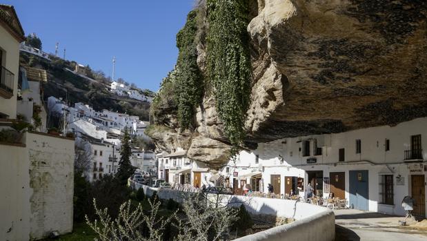 Setenil de las Bodegas atravesada por el río Guadalporcún